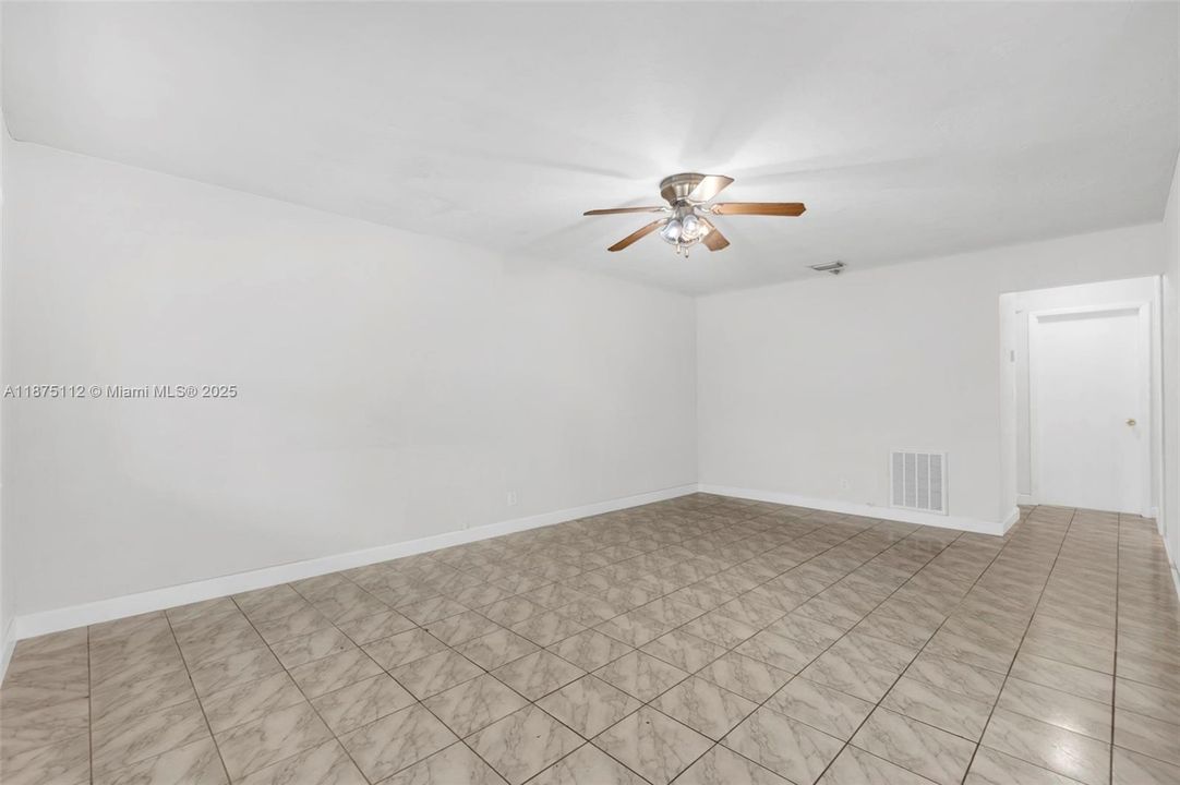 Под контрактом: $319,900 (2 спален, 1 ванн, 880 Квадратных фут)