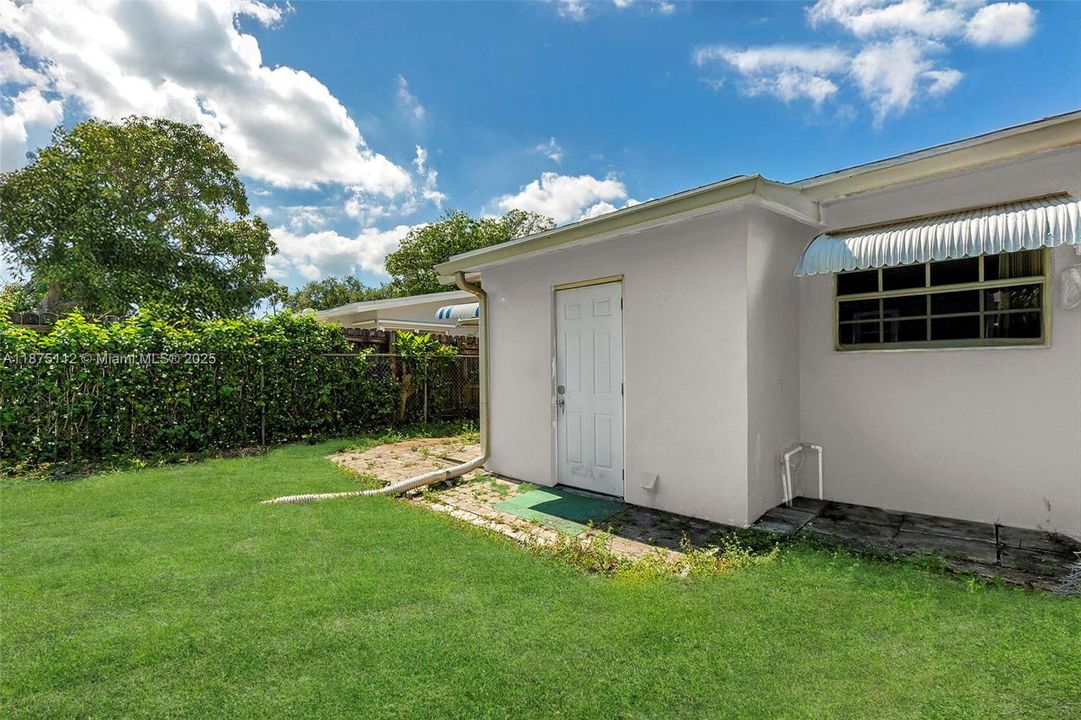 Под контрактом: $319,900 (2 спален, 1 ванн, 880 Квадратных фут)