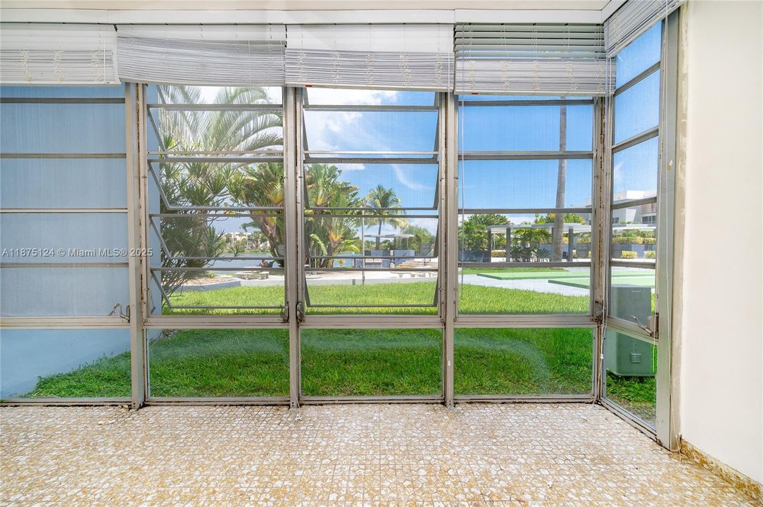 Active With Contract: $180,000 (2 beds, 2 baths, 1321 Square Feet)