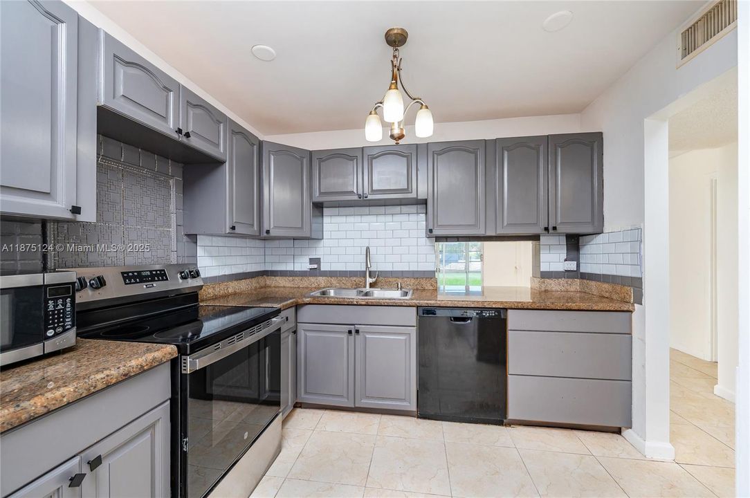 Active With Contract: $180,000 (2 beds, 2 baths, 1321 Square Feet)