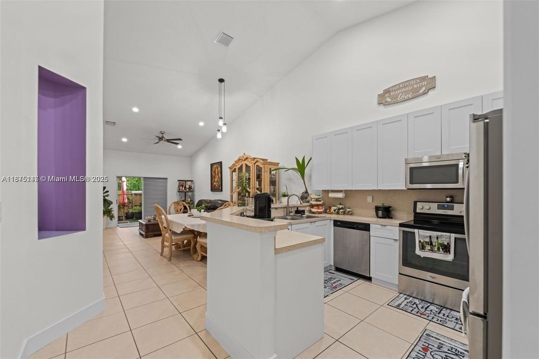 Active With Contract: $2,450 (3 beds, 2 baths, 1258 Square Feet)