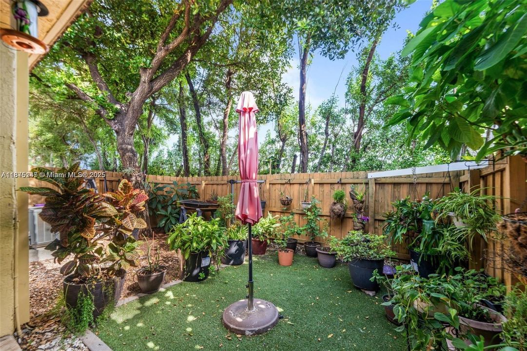 Active With Contract: $2,450 (3 beds, 2 baths, 1258 Square Feet)