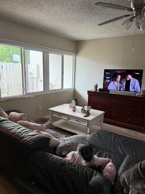 合同活跃: $364,000 (3 贝兹, 2 浴室, 1518 平方英尺)