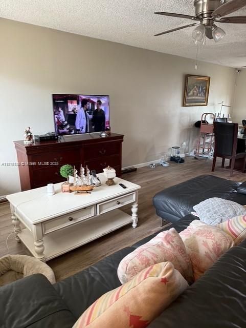 合同活跃: $364,000 (3 贝兹, 2 浴室, 1518 平方英尺)