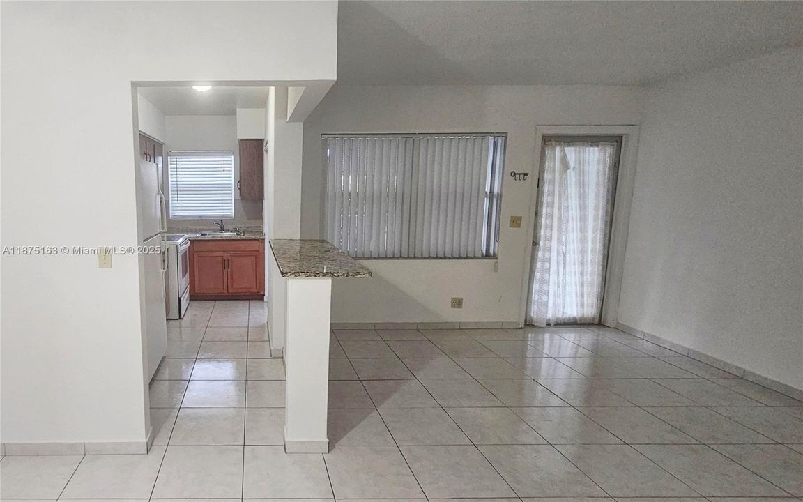 待售: $169,000 (1 贝兹, 1 浴室, 650 平方英尺)