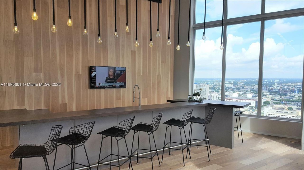 待售: $349,000 (1 贝兹, 1 浴室, 526 平方英尺)