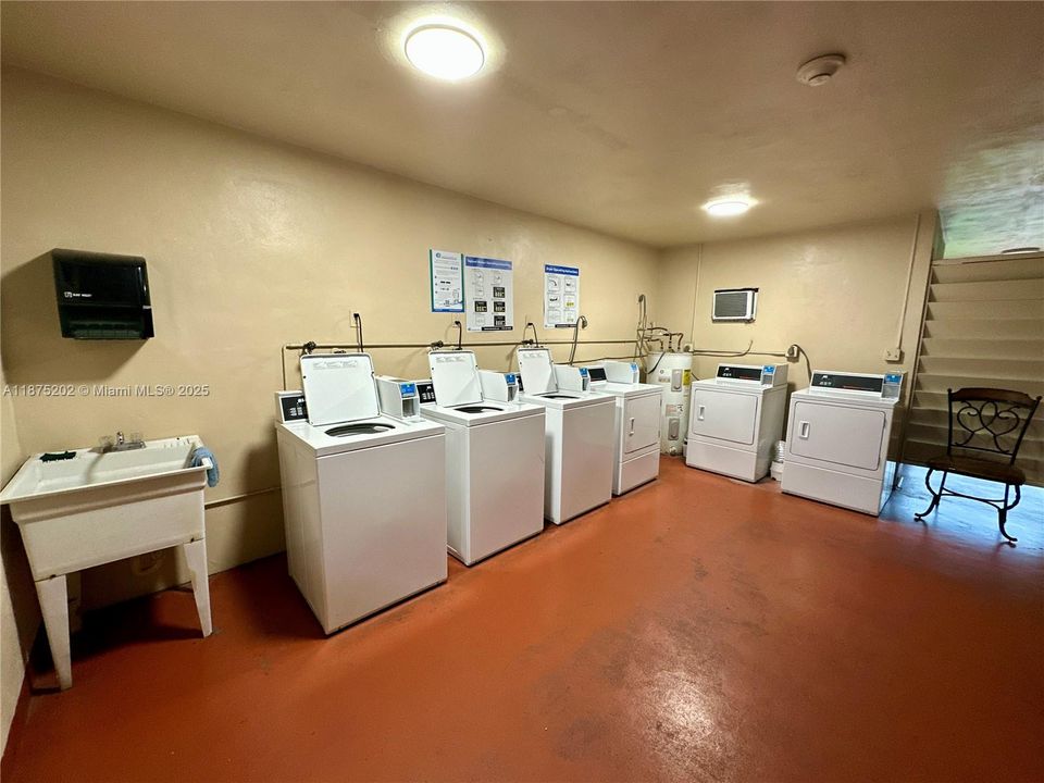 For Sale: $95,900 (1 beds, 1 baths, 720 Square Feet)