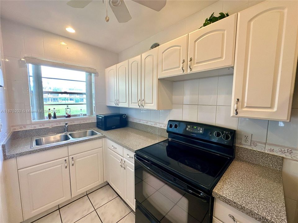 For Sale: $95,900 (1 beds, 1 baths, 720 Square Feet)