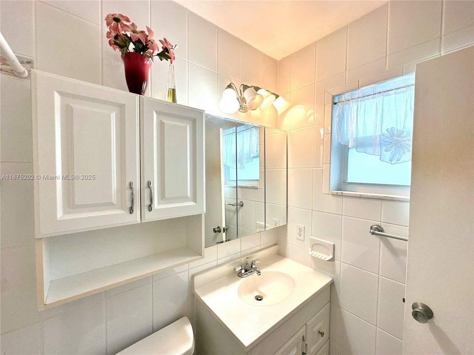 For Sale: $95,900 (1 beds, 1 baths, 720 Square Feet)