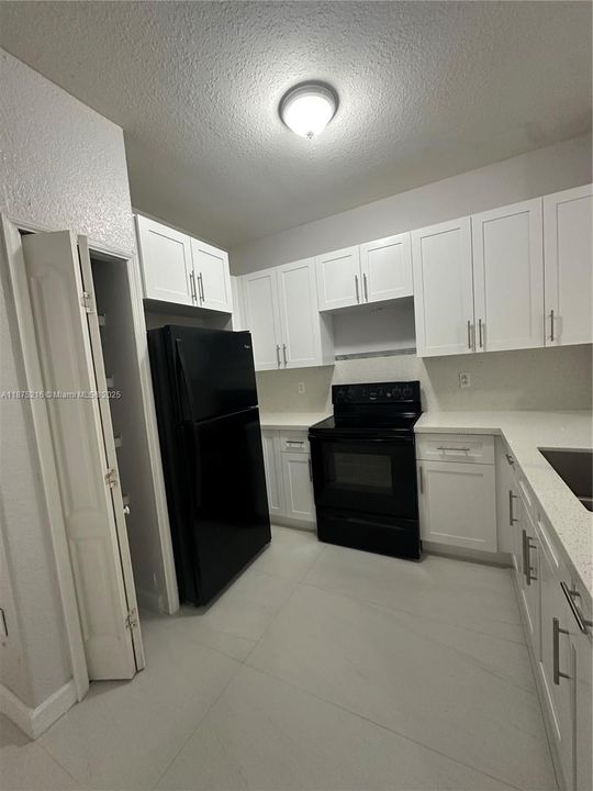 Active With Contract: $1,900 (2 beds, 2 baths, 914 Square Feet)