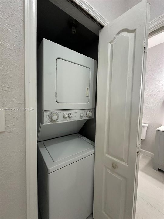 Active With Contract: $1,900 (2 beds, 2 baths, 914 Square Feet)