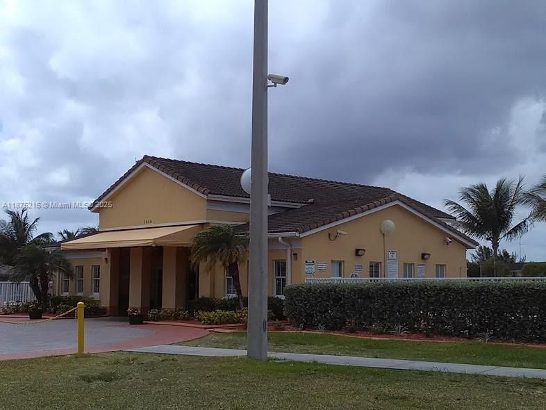 Active With Contract: $1,900 (2 beds, 2 baths, 914 Square Feet)