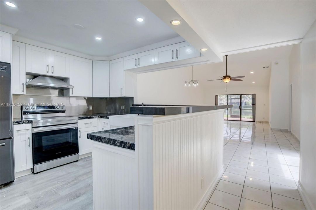 合同活跃: $450,000 (3 贝兹, 2 浴室, 1650 平方英尺)