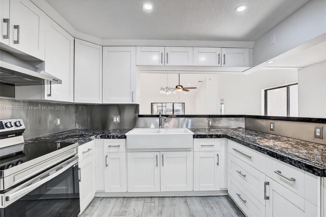 Pretty kitchen, granite counters, stainless appliances