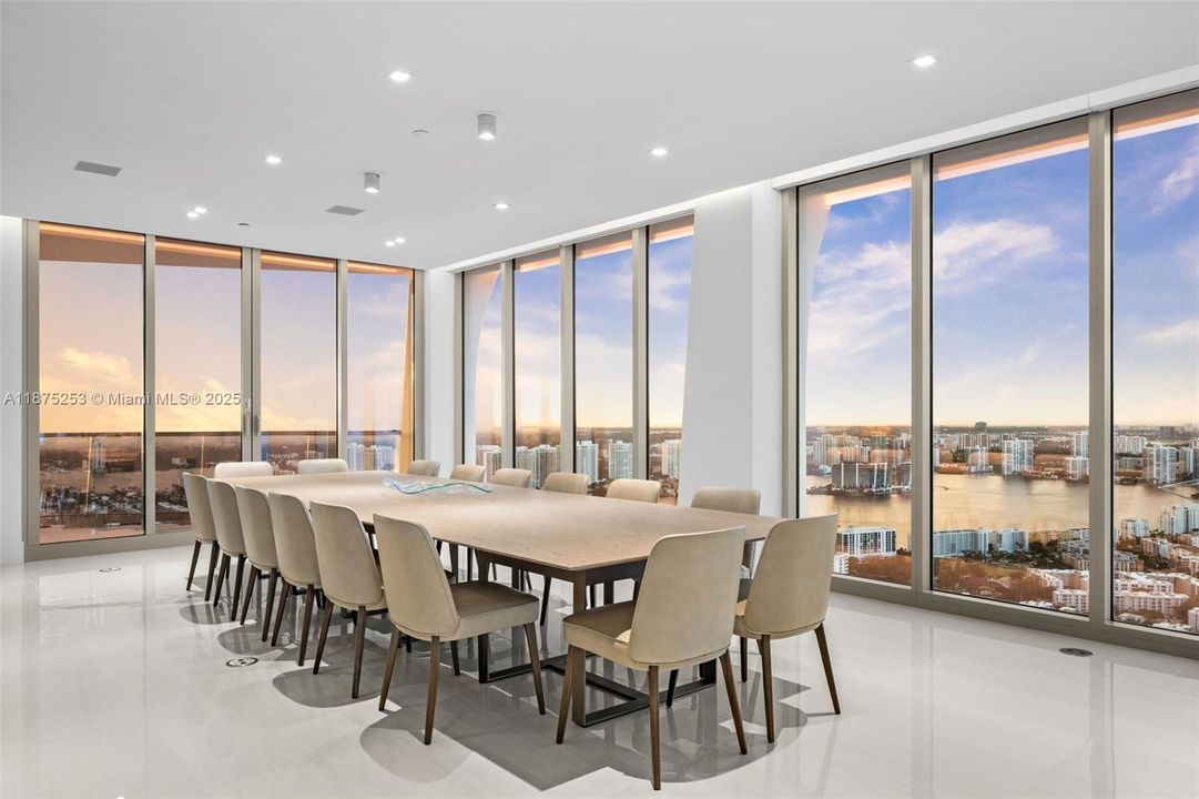 Недавно продано: $14,900,000 (5 спален, 6 ванн, 5684 Квадратных фут)