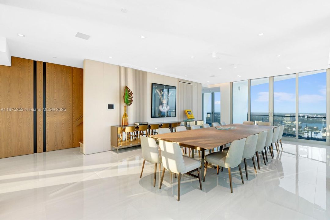 Недавно продано: $14,900,000 (5 спален, 6 ванн, 5684 Квадратных фут)