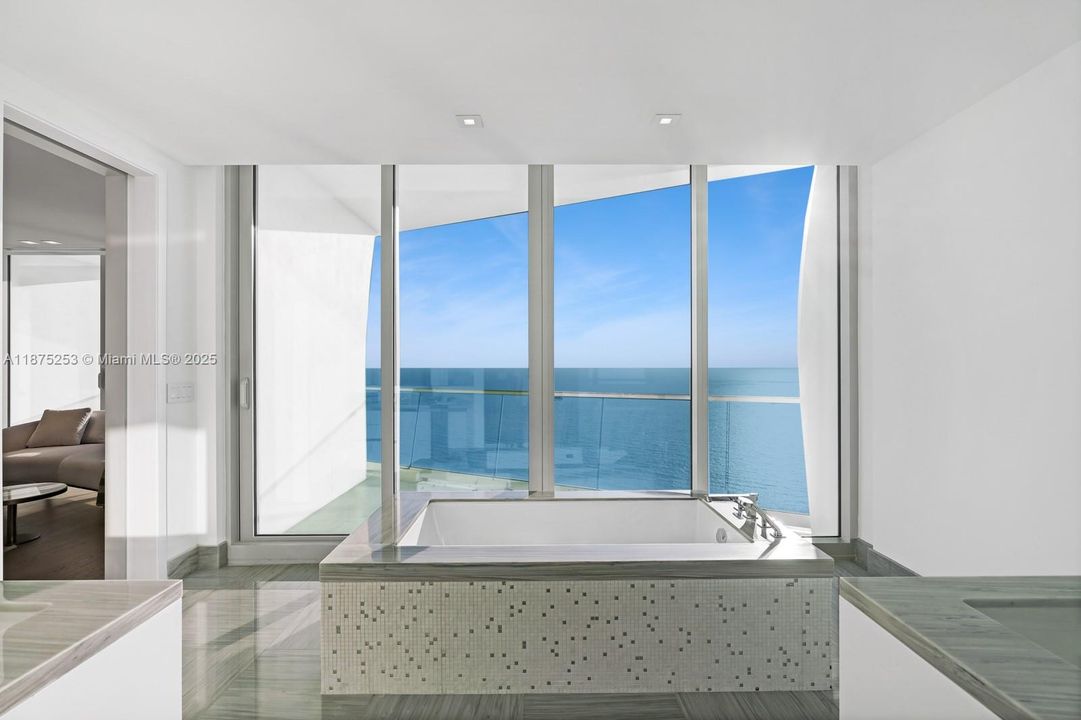 Недавно продано: $14,900,000 (5 спален, 6 ванн, 5684 Квадратных фут)