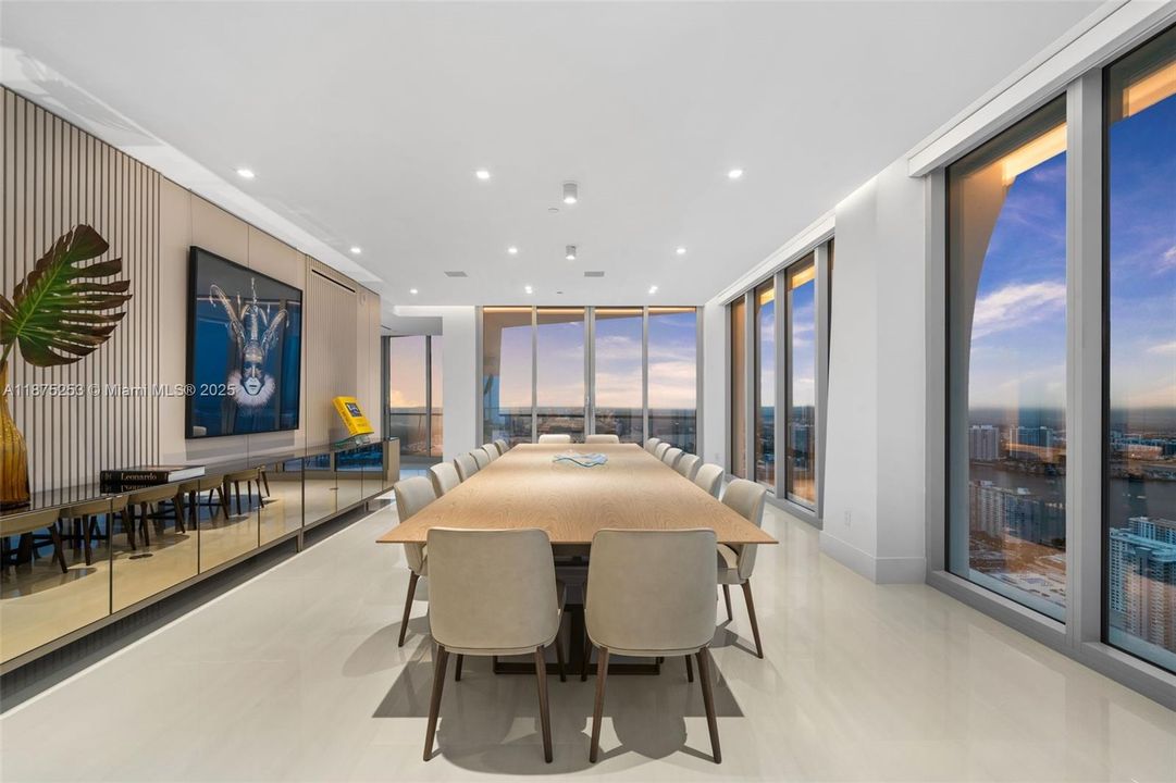 Недавно продано: $14,900,000 (5 спален, 6 ванн, 5684 Квадратных фут)