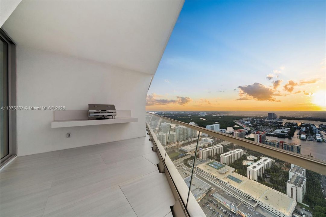 Недавно продано: $14,900,000 (5 спален, 6 ванн, 5684 Квадратных фут)