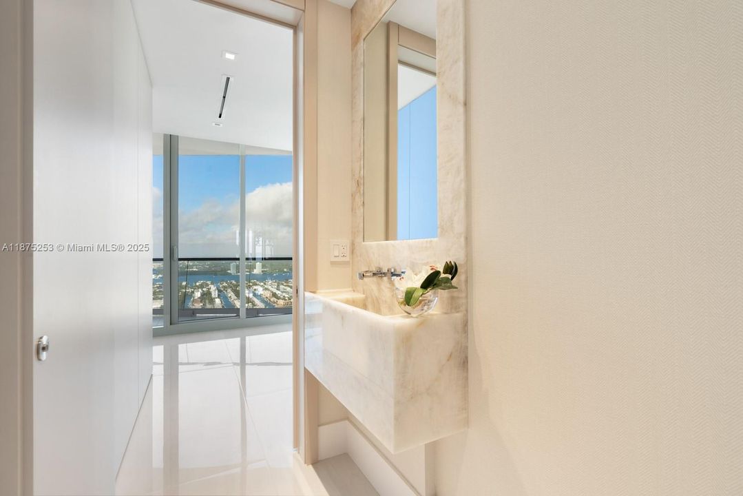 Недавно продано: $14,900,000 (5 спален, 6 ванн, 5684 Квадратных фут)