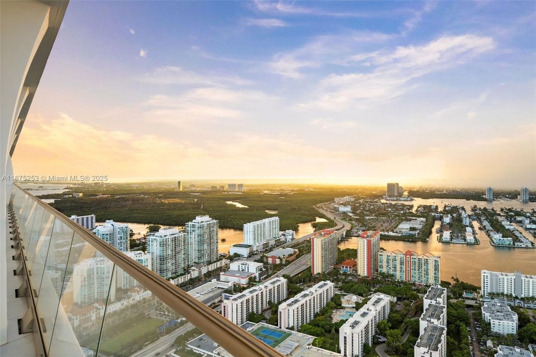 Недавно продано: $14,900,000 (5 спален, 6 ванн, 5684 Квадратных фут)