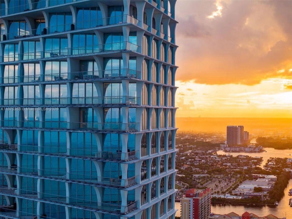 Недавно продано: $14,900,000 (5 спален, 6 ванн, 5684 Квадратных фут)