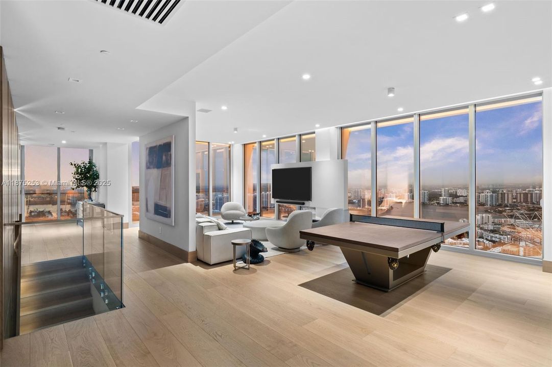 Недавно продано: $14,900,000 (5 спален, 6 ванн, 5684 Квадратных фут)