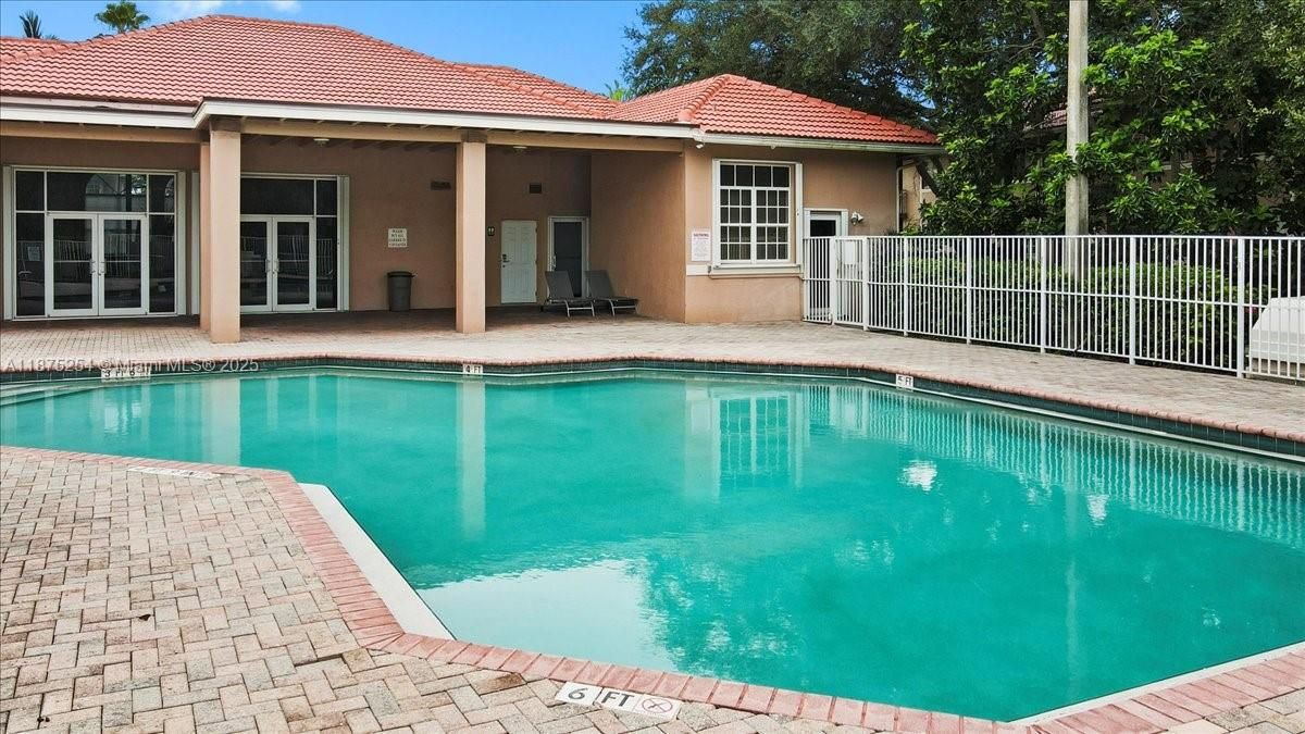 Под контрактом: $215,000 (2 спален, 2 ванн, 916 Квадратных фут)