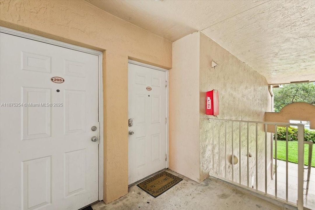 Под контрактом: $215,000 (2 спален, 2 ванн, 916 Квадратных фут)