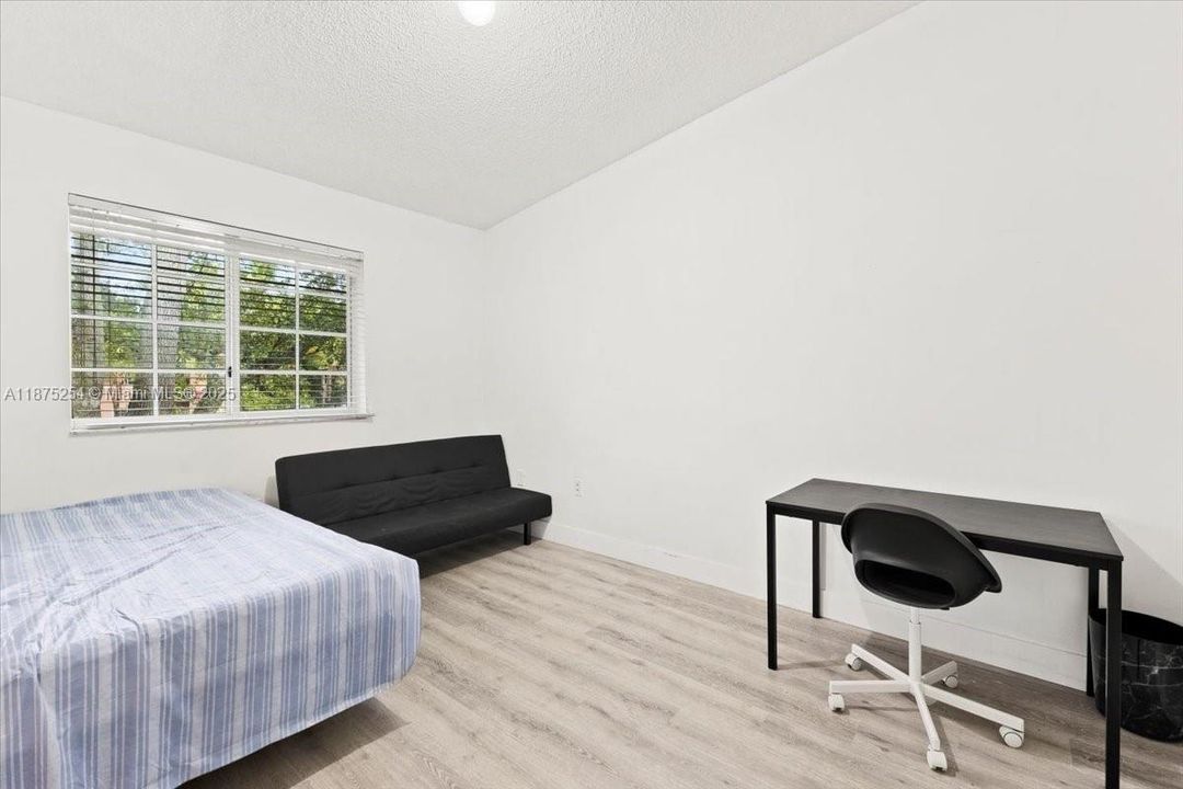 Под контрактом: $215,000 (2 спален, 2 ванн, 916 Квадратных фут)