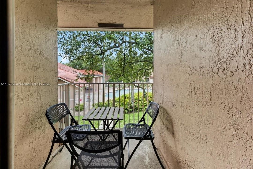 Под контрактом: $215,000 (2 спален, 2 ванн, 916 Квадратных фут)