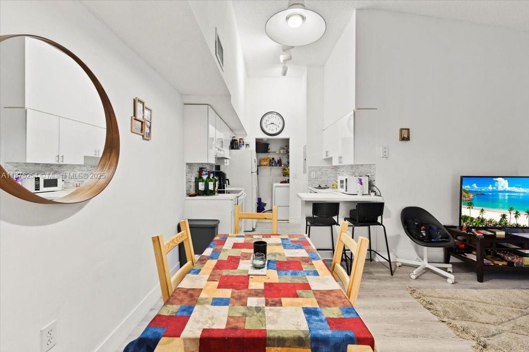 Под контрактом: $215,000 (2 спален, 2 ванн, 916 Квадратных фут)