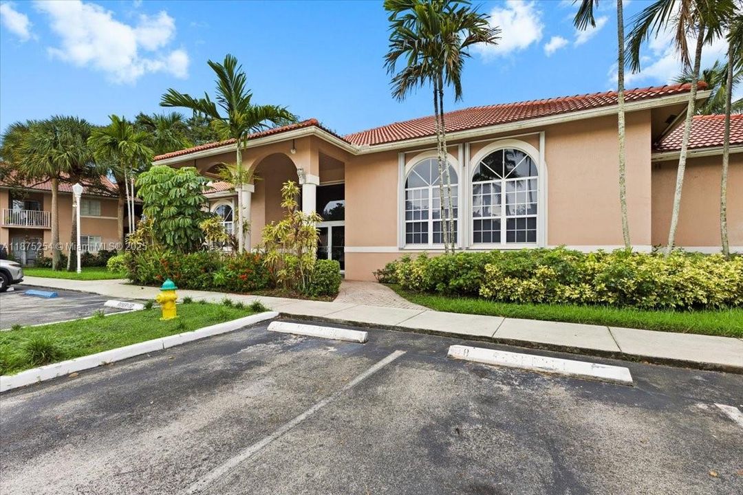 Под контрактом: $215,000 (2 спален, 2 ванн, 916 Квадратных фут)