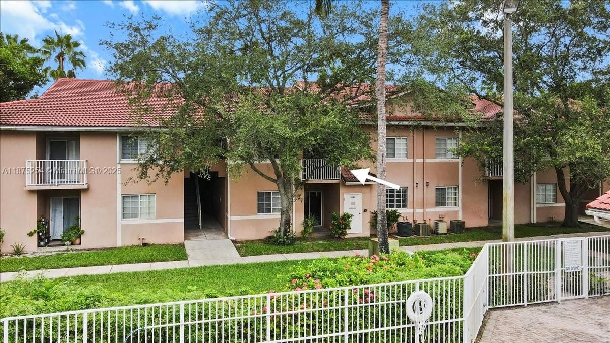 Под контрактом: $215,000 (2 спален, 2 ванн, 916 Квадратных фут)