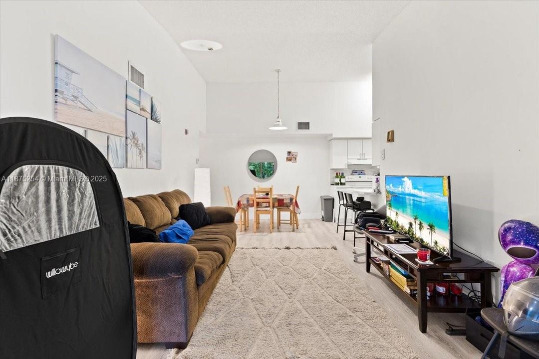 Под контрактом: $215,000 (2 спален, 2 ванн, 916 Квадратных фут)