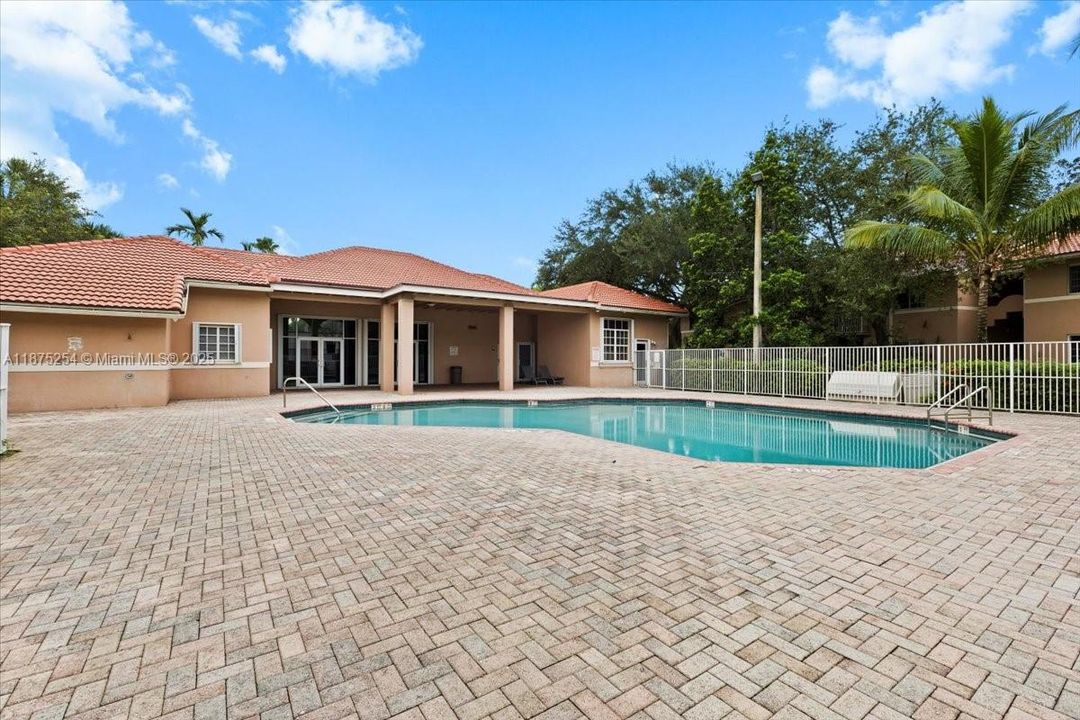 Под контрактом: $215,000 (2 спален, 2 ванн, 916 Квадратных фут)