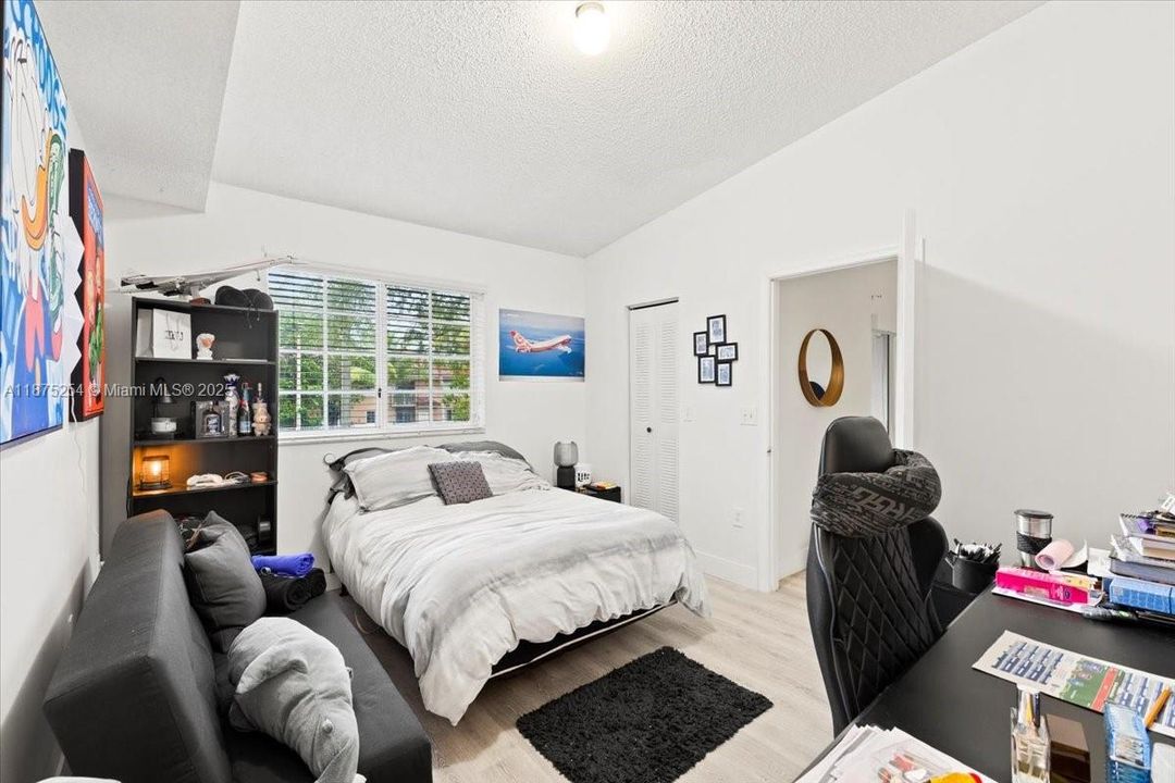 Под контрактом: $215,000 (2 спален, 2 ванн, 916 Квадратных фут)