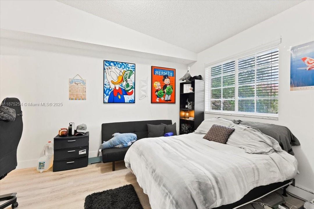 Под контрактом: $215,000 (2 спален, 2 ванн, 916 Квадратных фут)