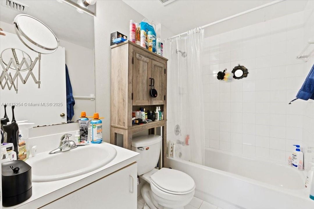 Под контрактом: $215,000 (2 спален, 2 ванн, 916 Квадратных фут)