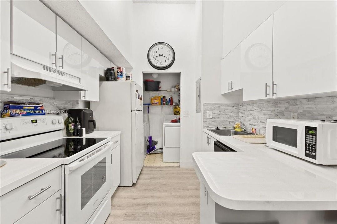 Под контрактом: $215,000 (2 спален, 2 ванн, 916 Квадратных фут)