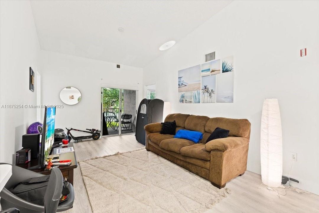 Под контрактом: $215,000 (2 спален, 2 ванн, 916 Квадратных фут)