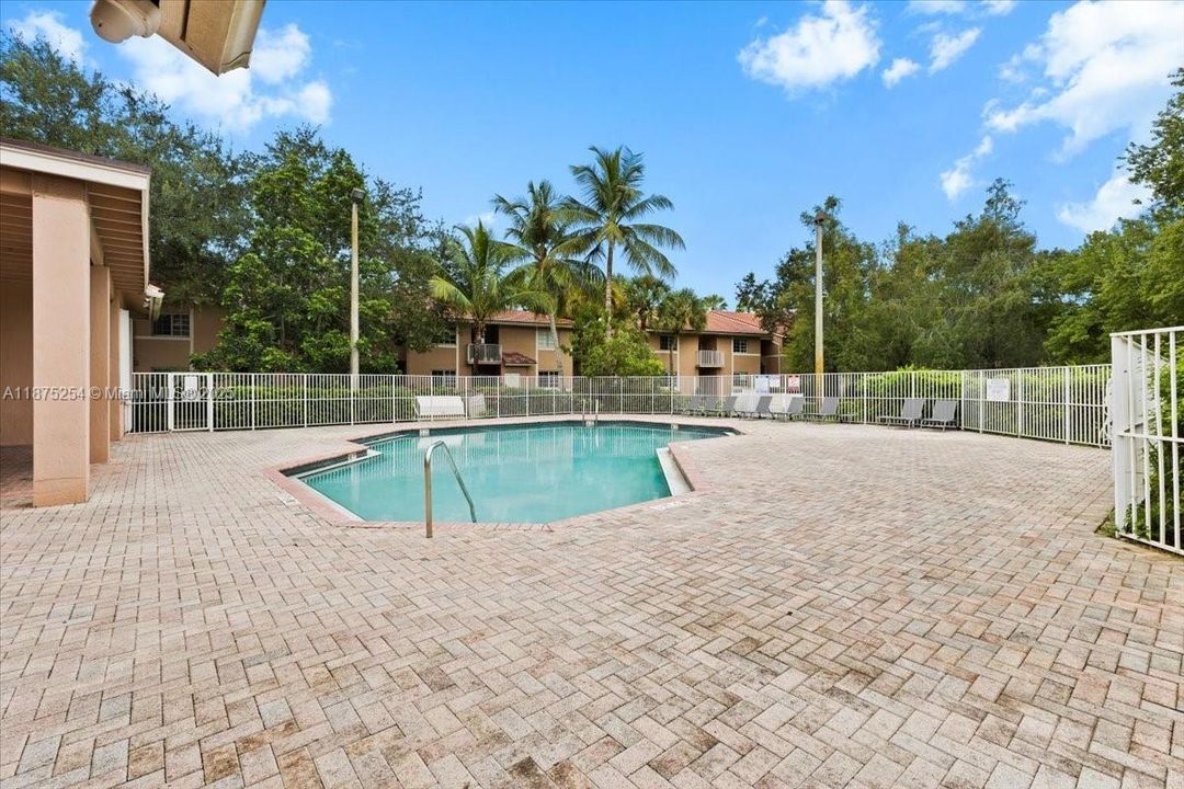 Под контрактом: $215,000 (2 спален, 2 ванн, 916 Квадратных фут)