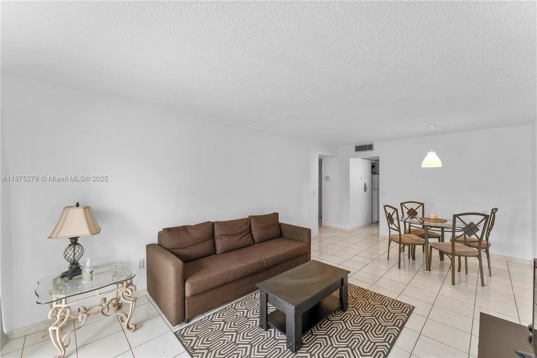 Под контрактом: $249,000 (1 спален, 1 ванн, 715 Квадратных фут)