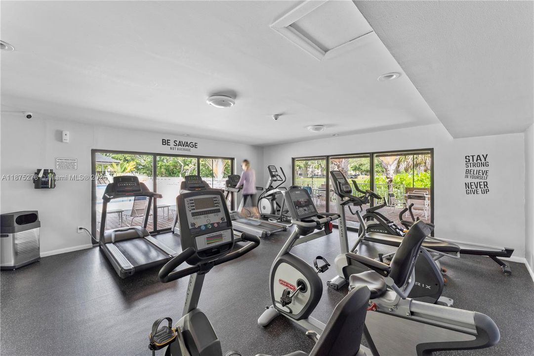 Под контрактом: $249,000 (1 спален, 1 ванн, 715 Квадратных фут)