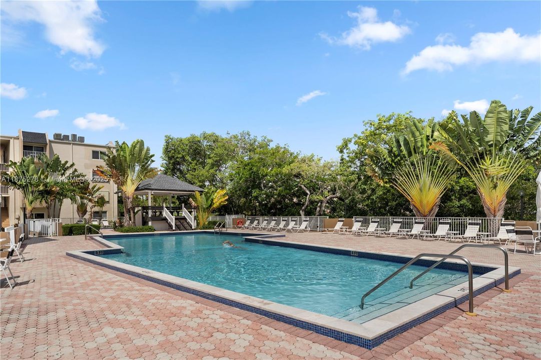 Под контрактом: $249,000 (1 спален, 1 ванн, 715 Квадратных фут)