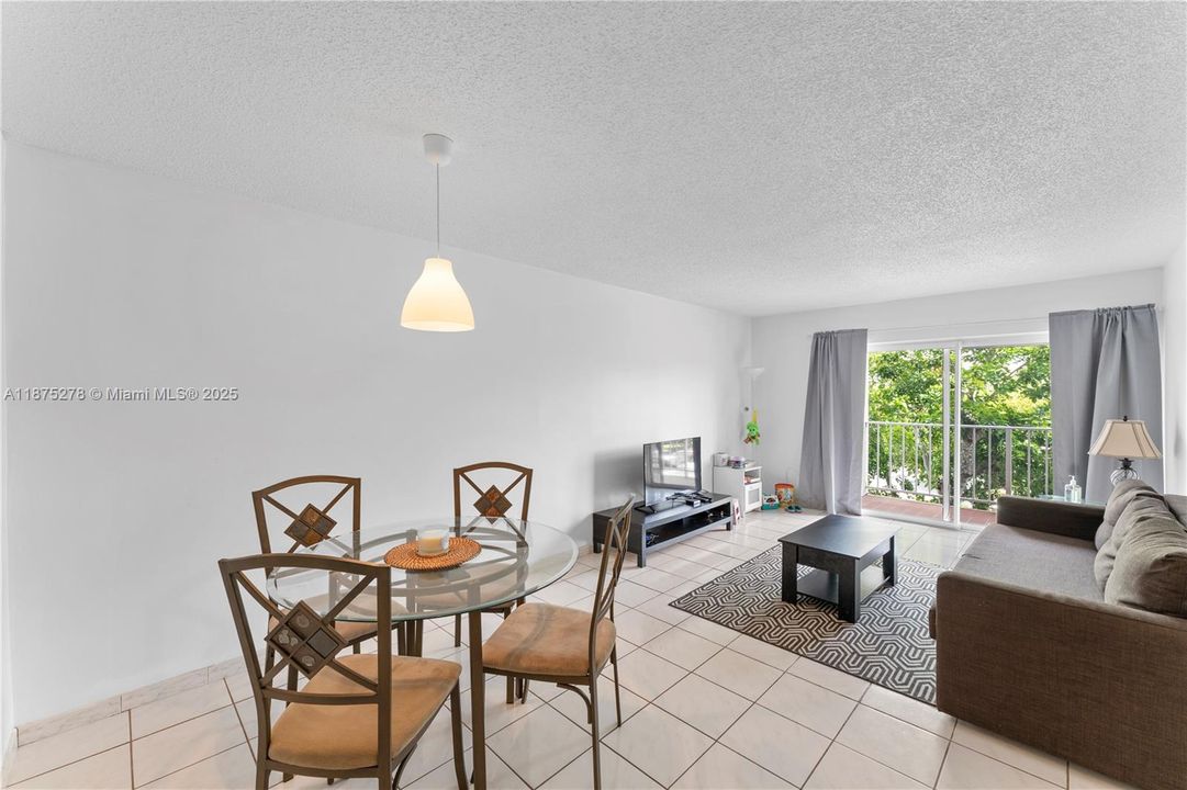 Под контрактом: $249,000 (1 спален, 1 ванн, 715 Квадратных фут)