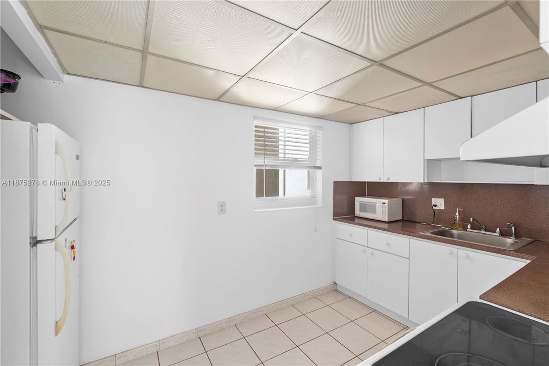 Под контрактом: $249,000 (1 спален, 1 ванн, 715 Квадратных фут)