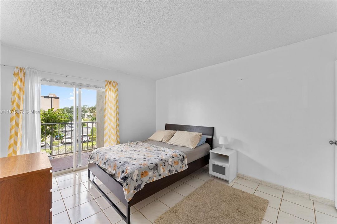 Под контрактом: $249,000 (1 спален, 1 ванн, 715 Квадратных фут)