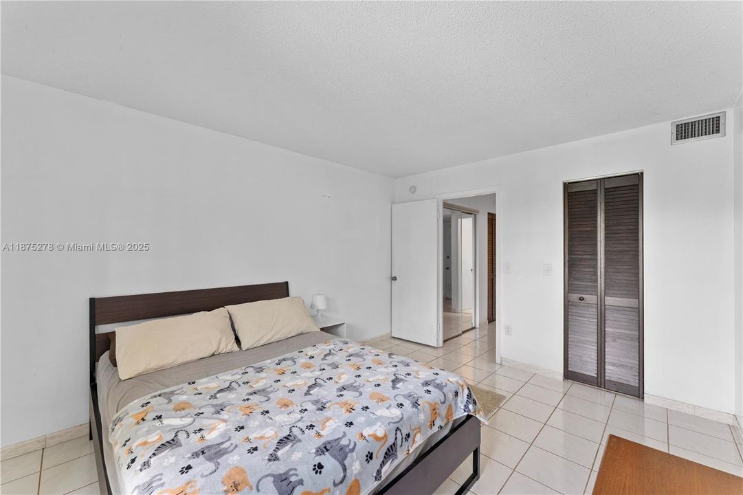 Под контрактом: $249,000 (1 спален, 1 ванн, 715 Квадратных фут)