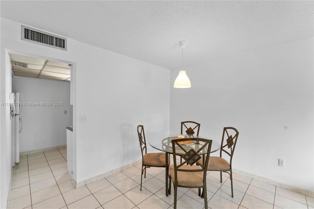 Под контрактом: $249,000 (1 спален, 1 ванн, 715 Квадратных фут)